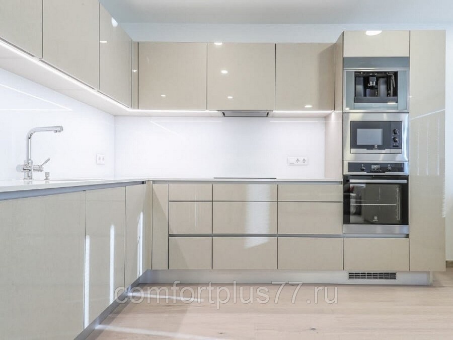 Светлая глянцевая кухня
