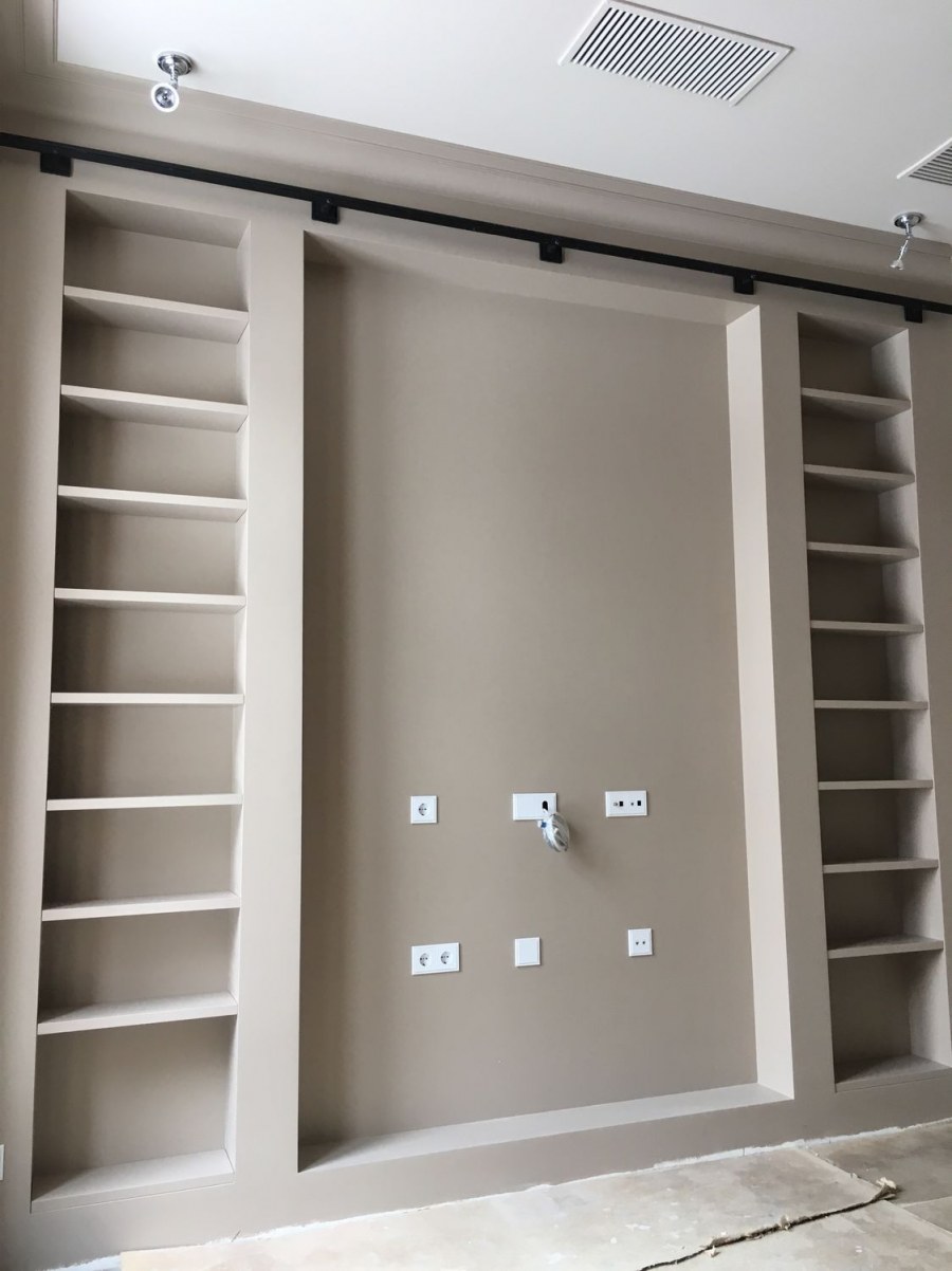 Встроенные полки в стене