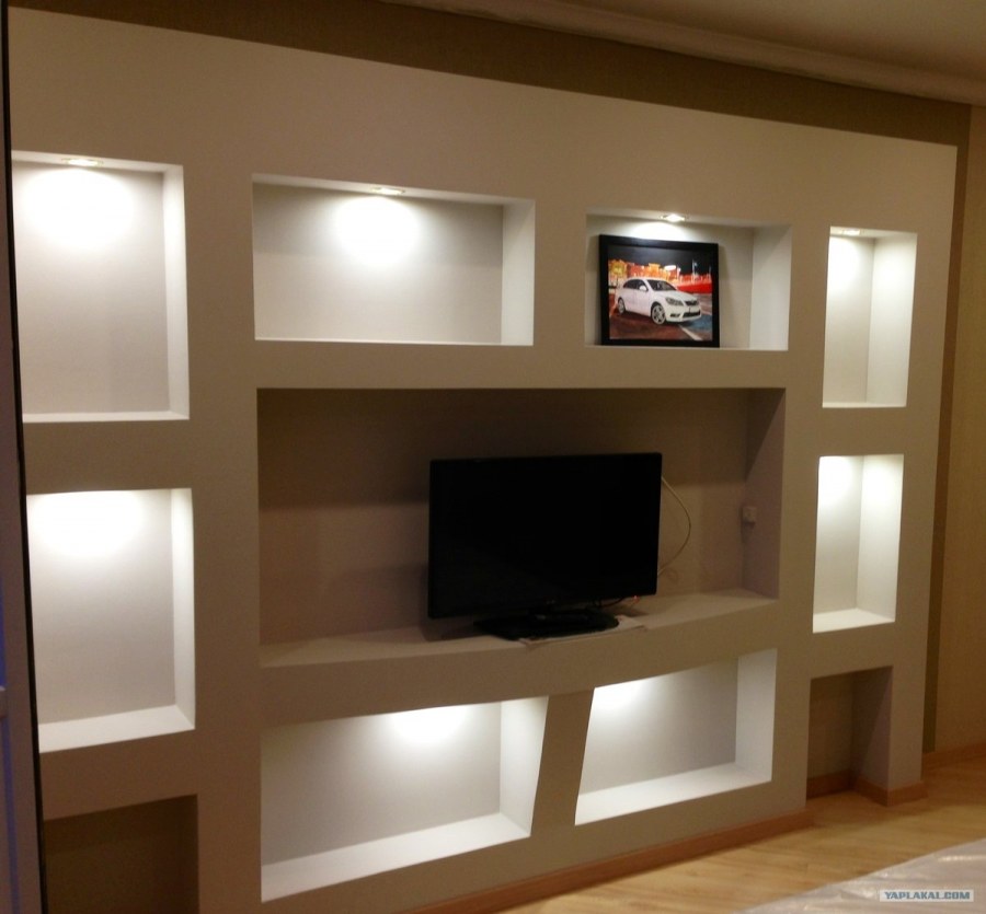 Гостиная с полками из гипсокартона