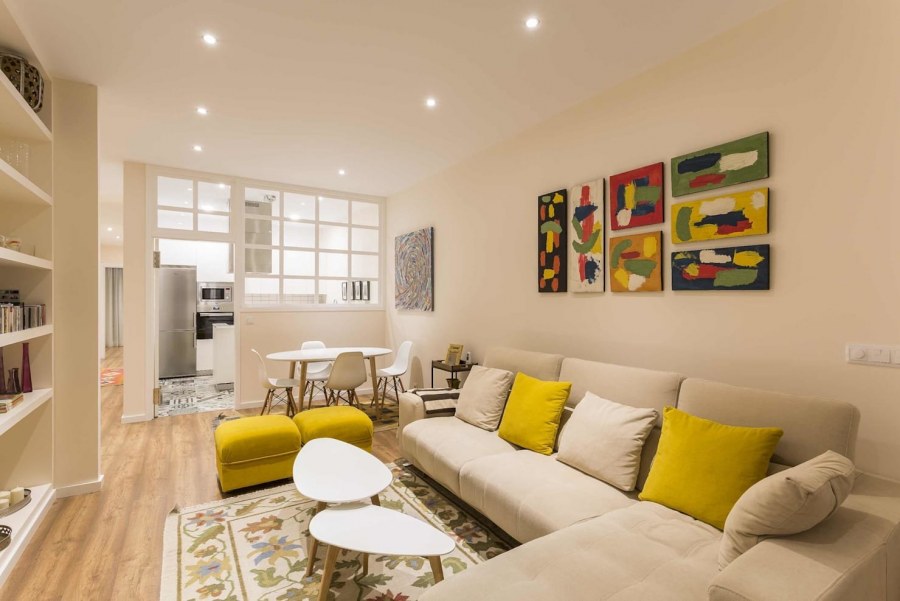 Светлая гостиная с яркими акцентами