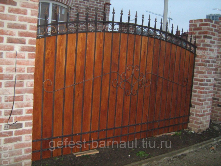 Деревянная калитка с элементами ковки