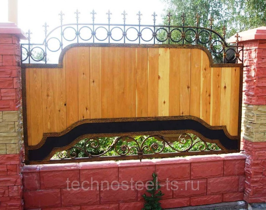 Деревянный забор с ковкой