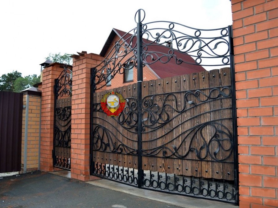 Забор ковка с деревом