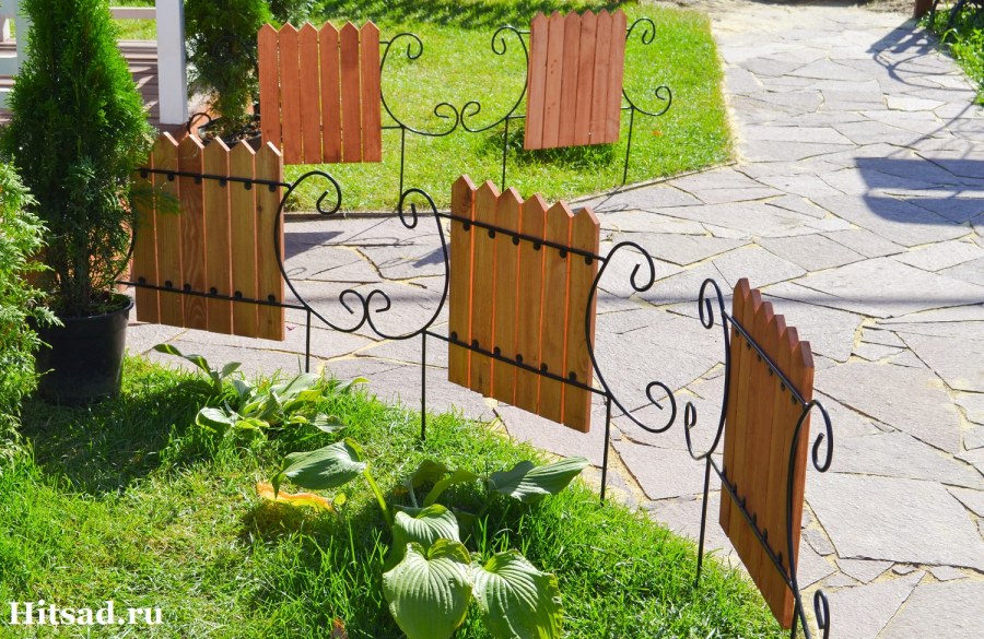 Кованый забор с кирпичными столбами