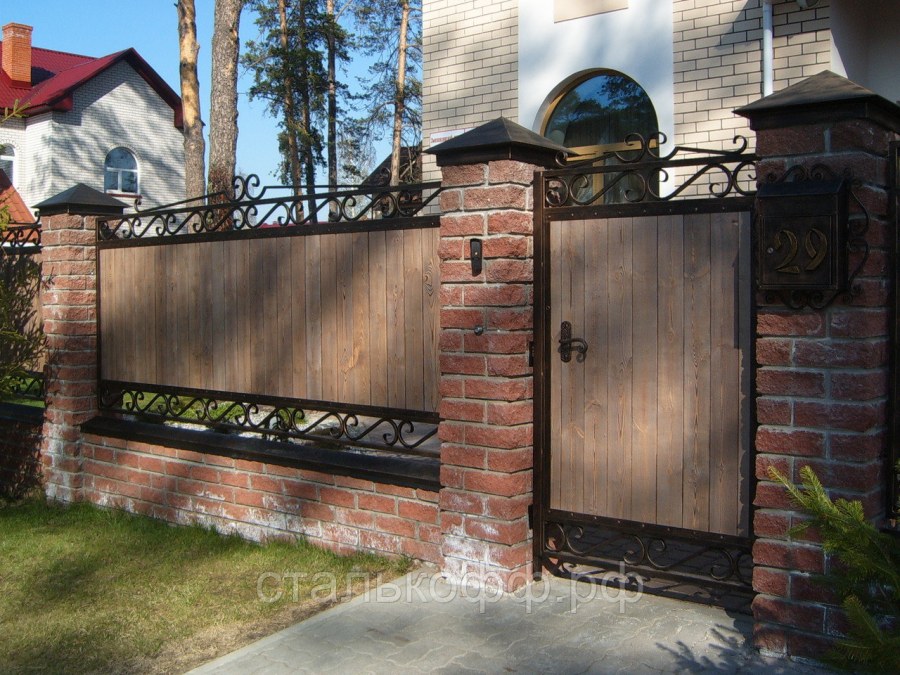 Калитка с элементами ковки