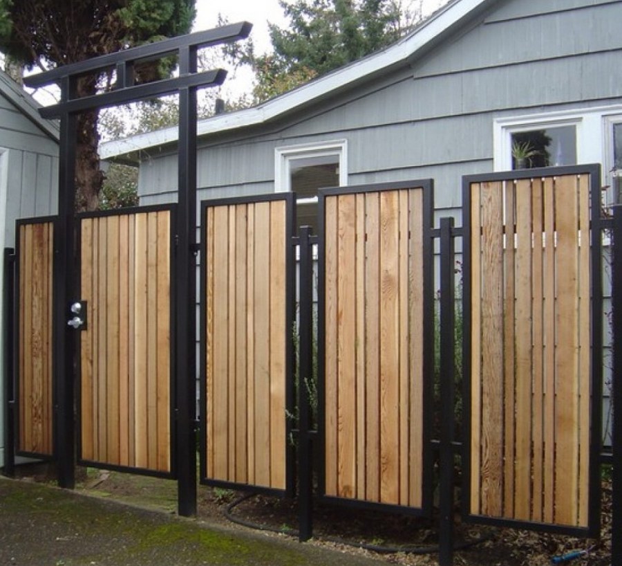 Забор с кирпичными колоннами