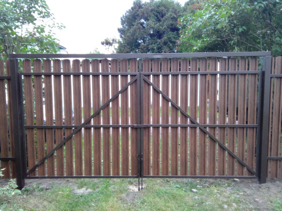 Деревянные ворота с элементами ковки