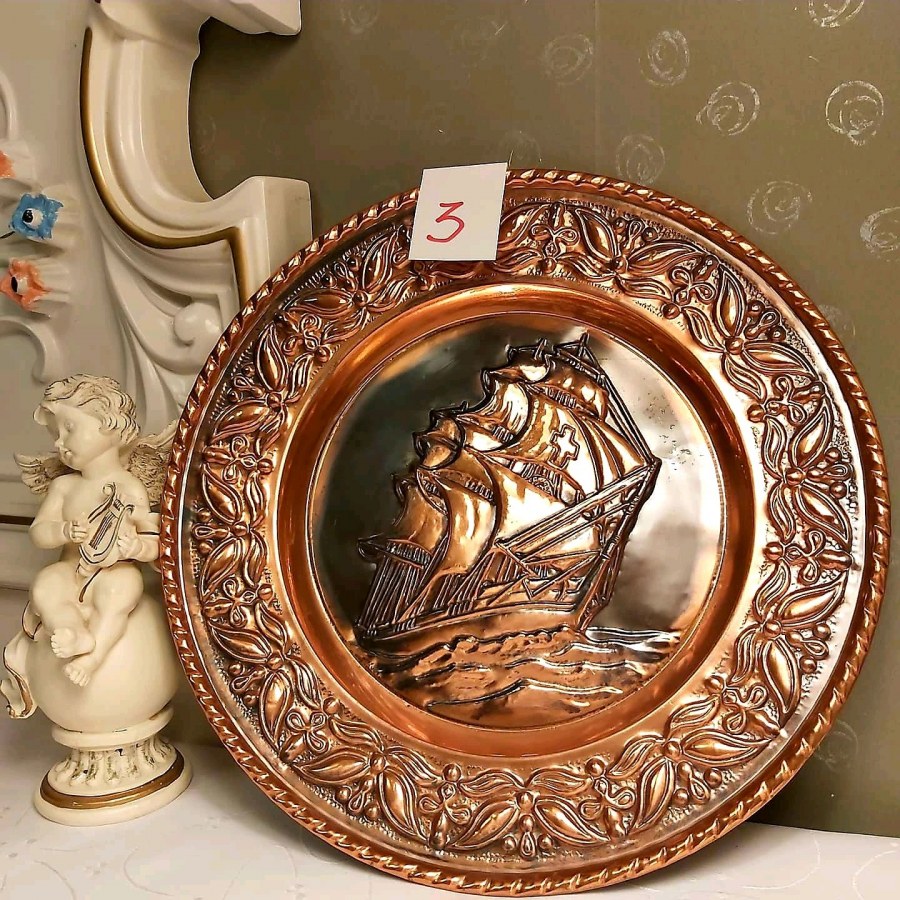 Тарелка медная с грифоном