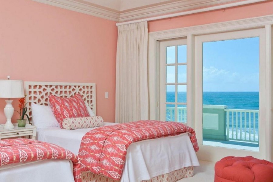 Спальня в коралловых тонах