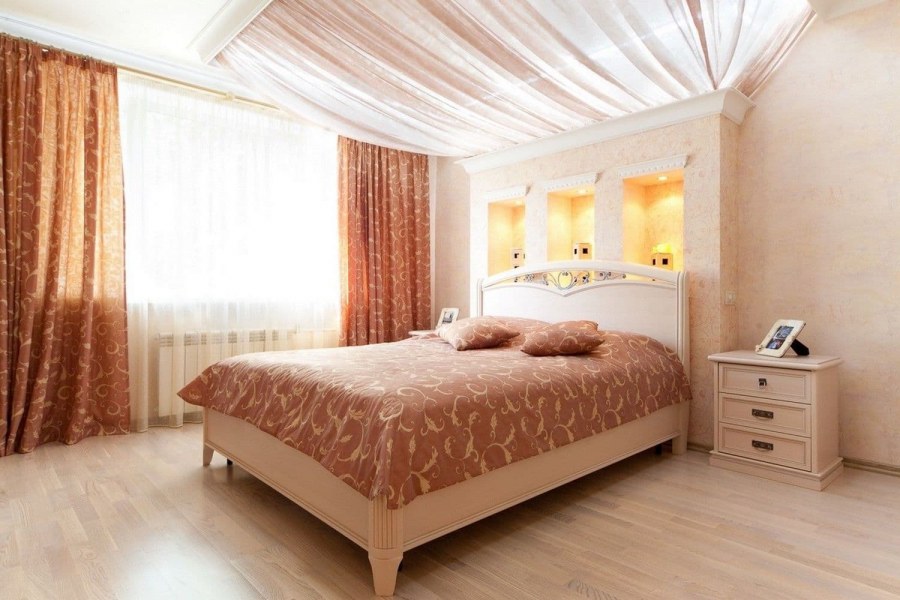 Необычный потолок в спальне