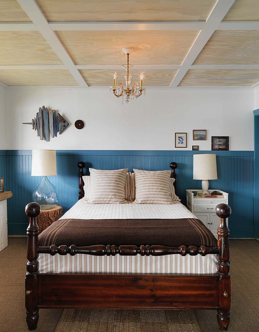 Деревянный потолок в интерьере спальни