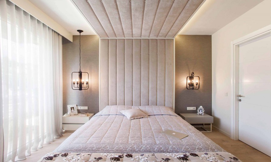 Кровать с изголовьем до потолка