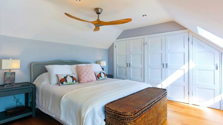 Деревянные панели над кроватью