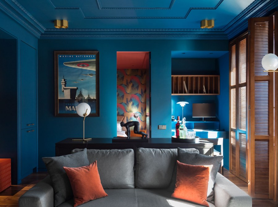 Глубокий синий цвет в интерьере