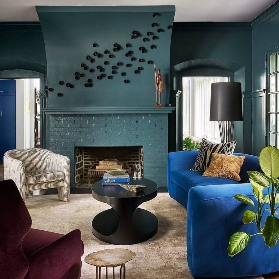 Глубокий синий в интерьере