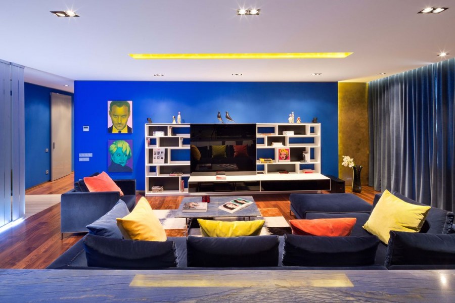 Интерьер студии в ярких тонах