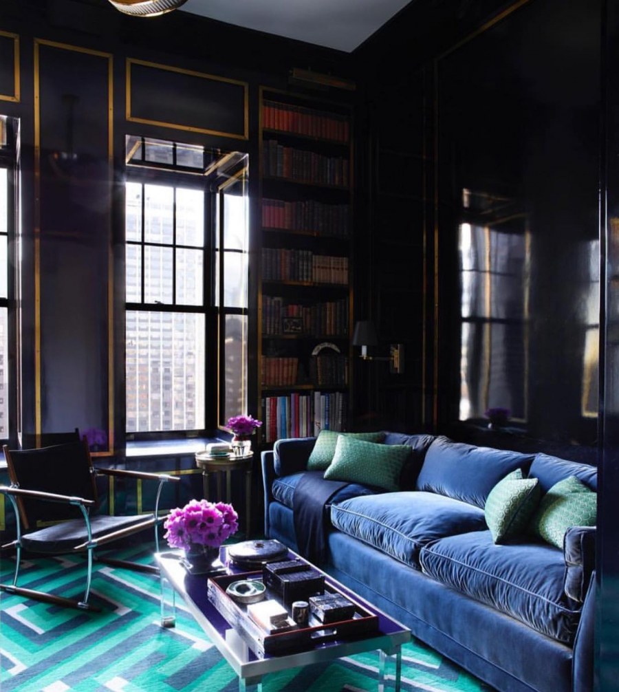 Гостиная в темных тонах