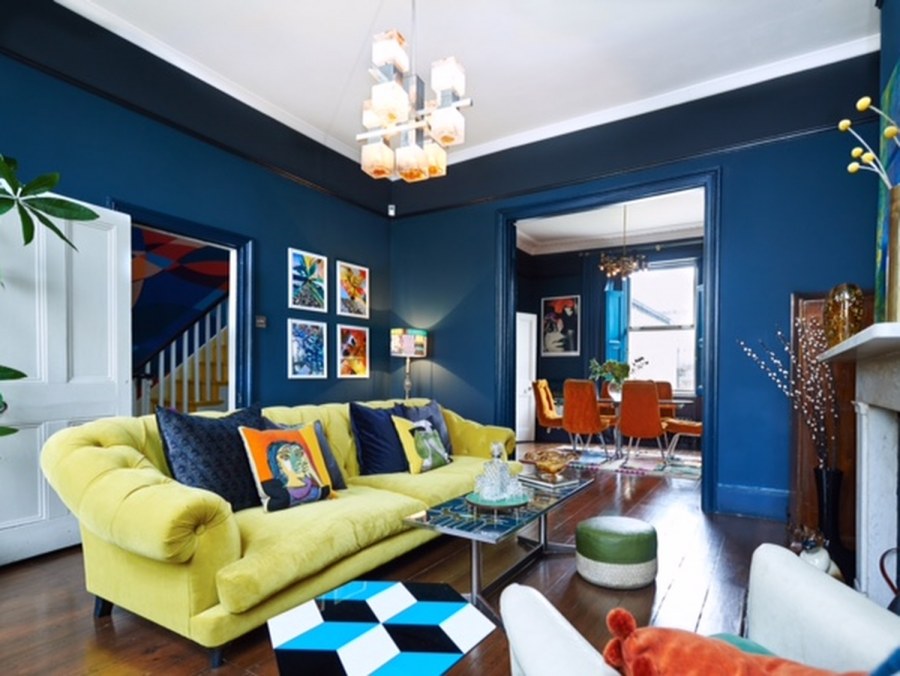 Гостиная с синей стеной