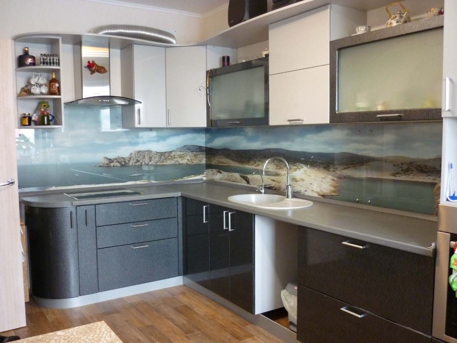 Фартук для кухни из стекла