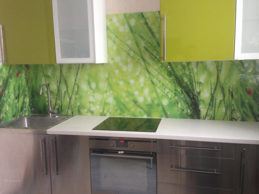 Стеклянные панели для зеленой кухни