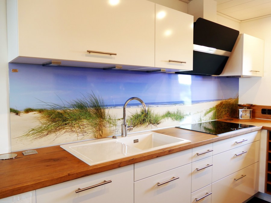 Светлые кухни со стеклянным фартуком