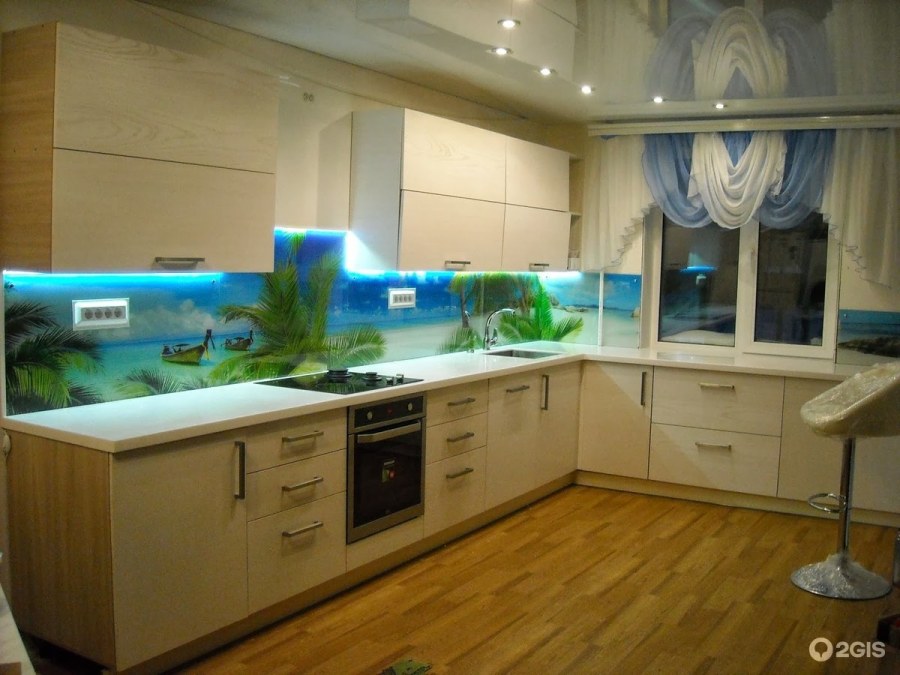 Стеклянный фартук в интерьере кухни