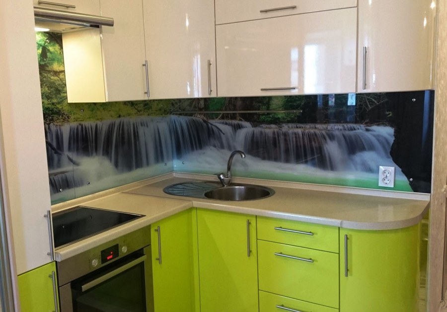 Фартук для кухни из стекла