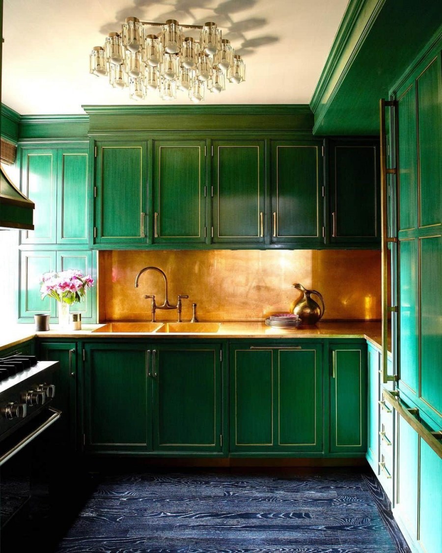 Зеленая кухня с золотыми ручками