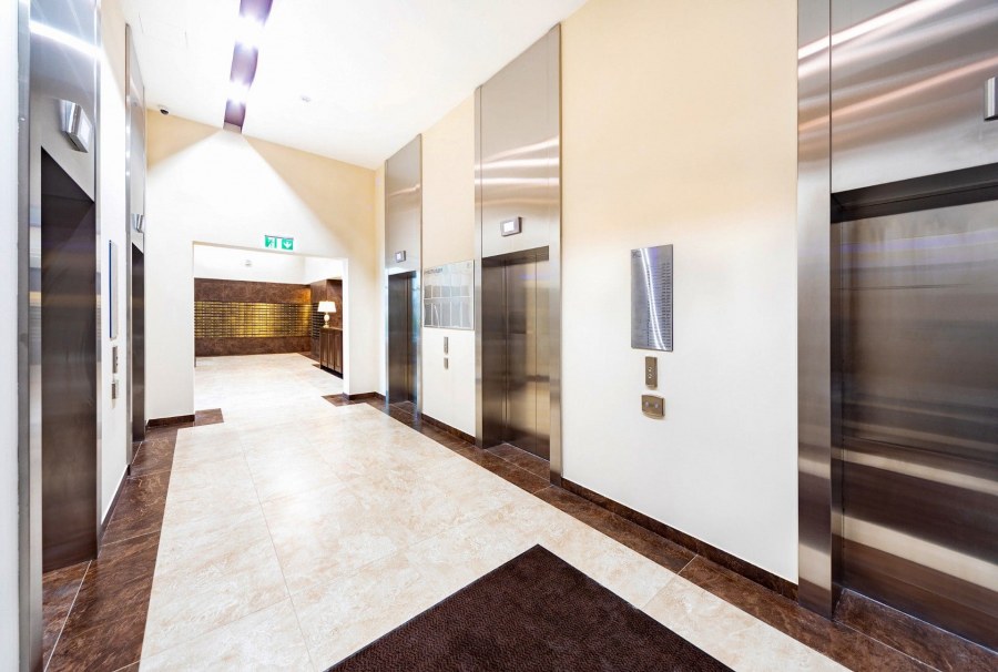 Скрытая дверь в МОП технических коммуникаций