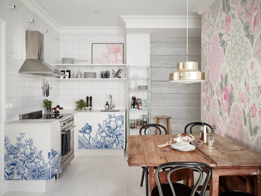 Кухня голубая с деревом