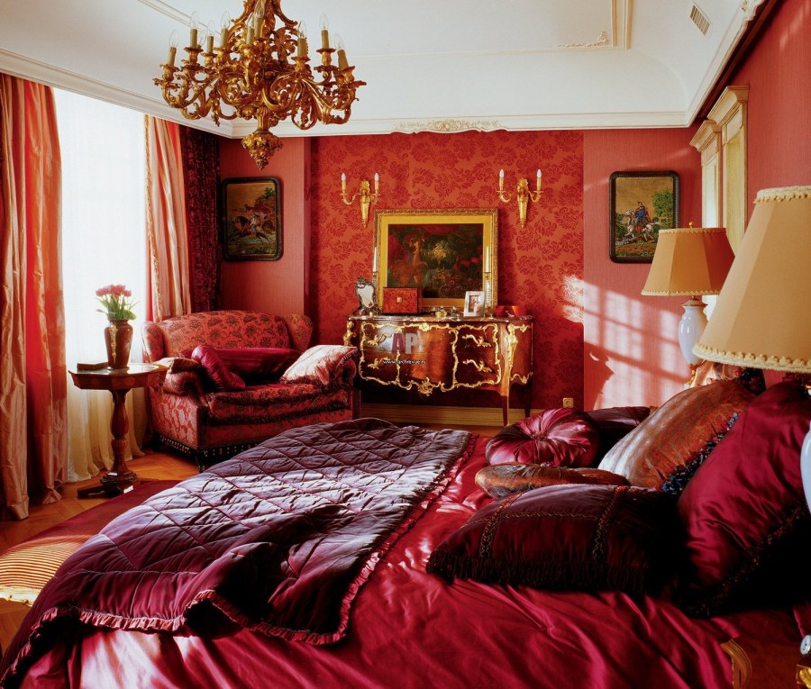 Красные стены в спальне