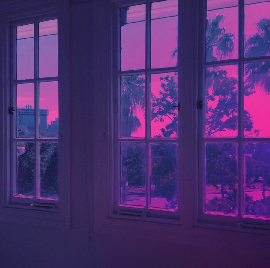 Фиолетовые окна в домах