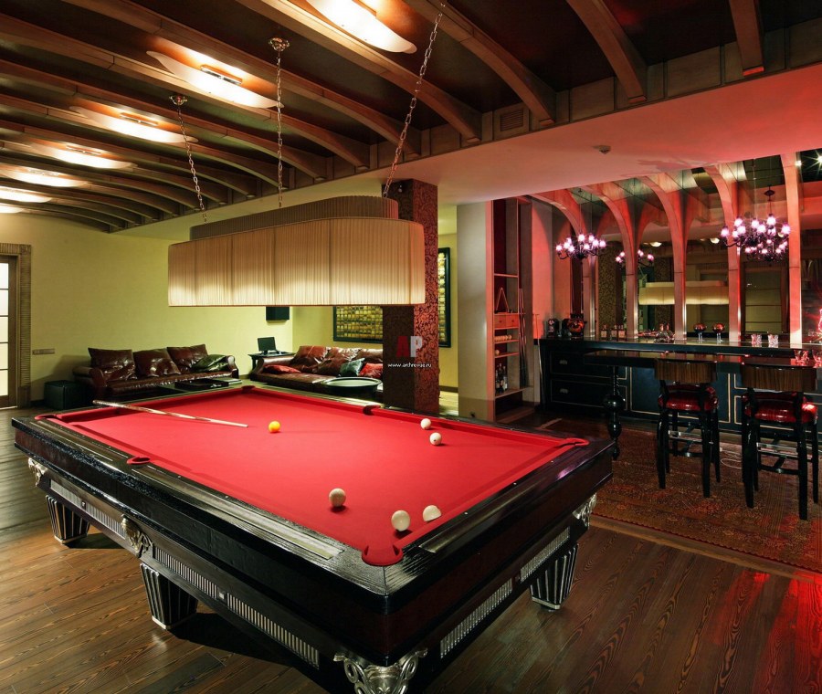 Интерьер бильярдной с баром