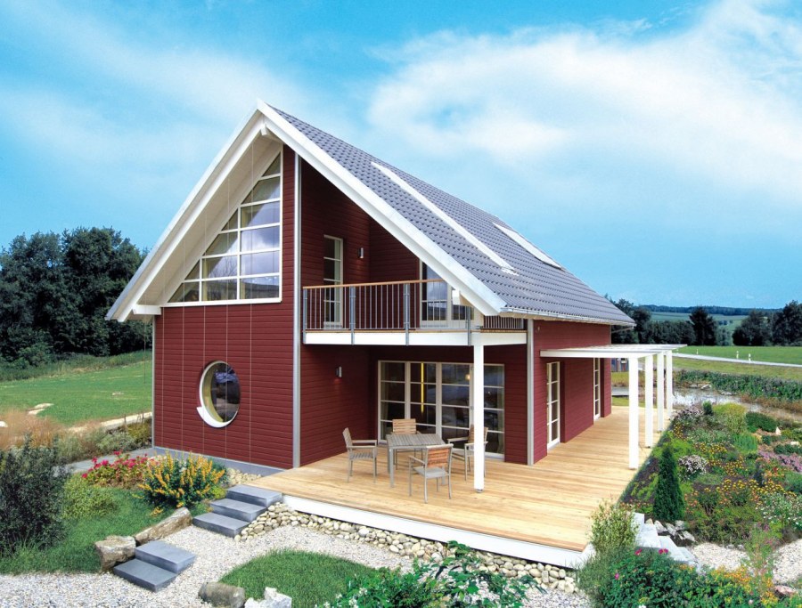 Дом с большими окнами с мансардой