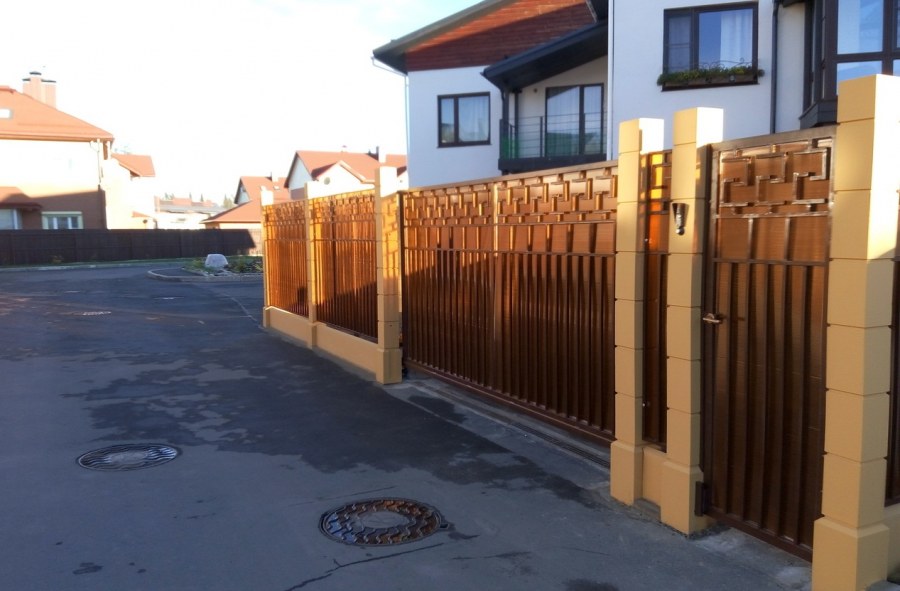 Забор из поликарбоната и дерева