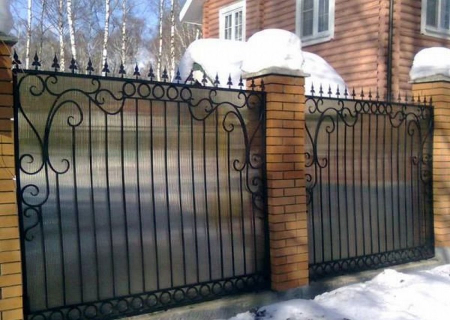 Кованый забор с поликарбонатом