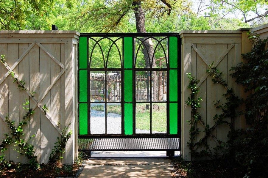 Оригинальные ворота для дачи