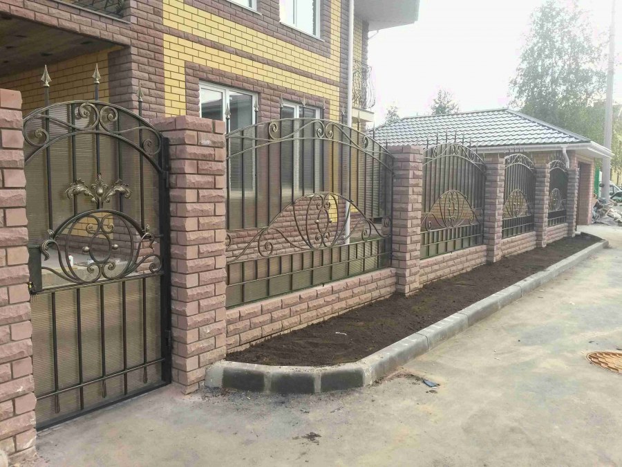 Комбинированный забор кирпич и ковка