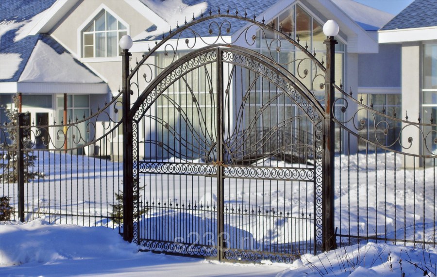 Кованые ворота из профильной трубы