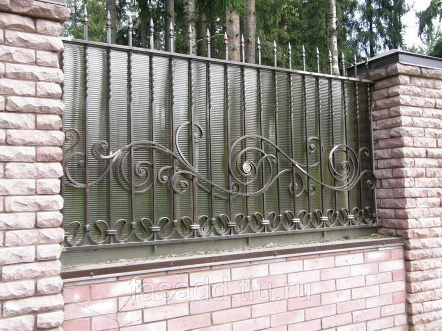 Забор ковка с поликарбонатом