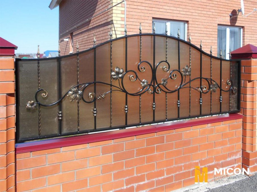 Кованый забор с поликарбонатом