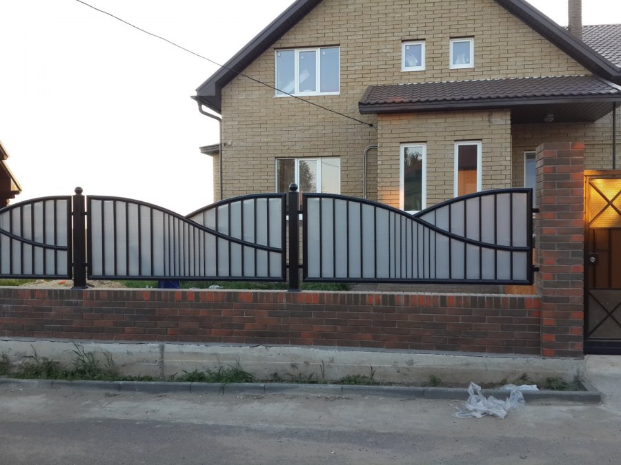 Комбинированные заборы с поликарбонатом