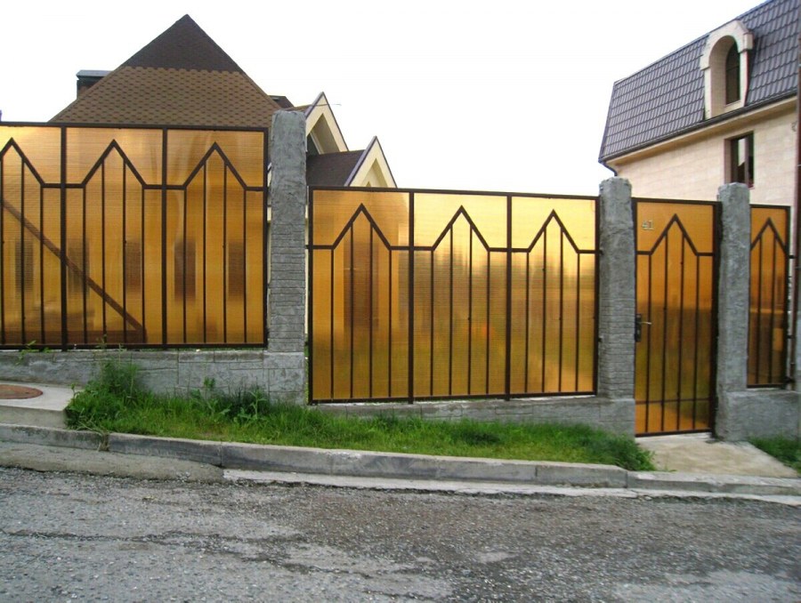 Красивый забор из поликарбоната