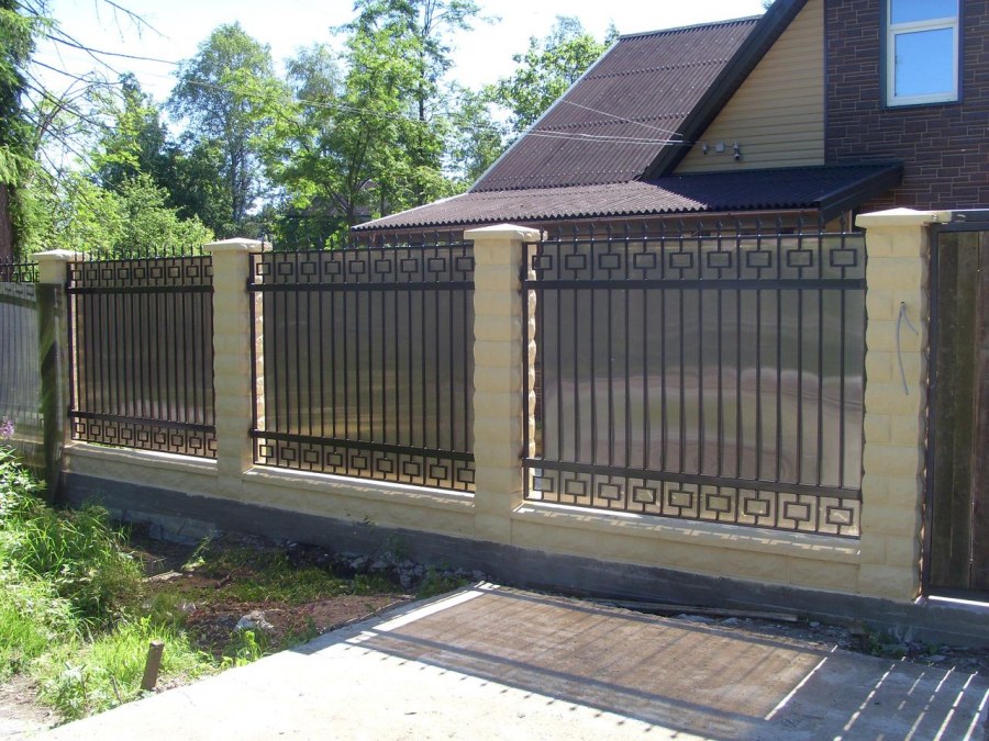 Металлический забор с поликарбонатом