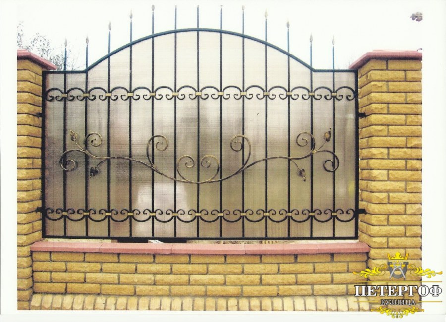 Кованый забор с поликарбонатом