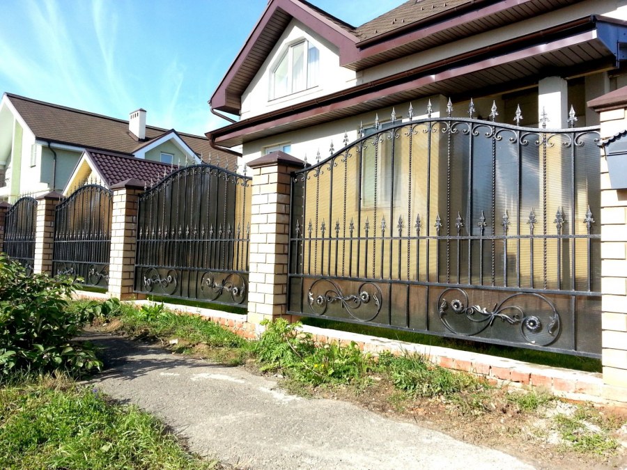 Кованый забор с поликарбонатом