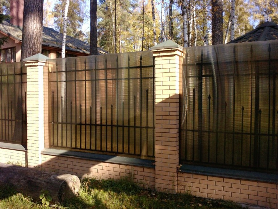Комбинированные заборы с поликарбонатом