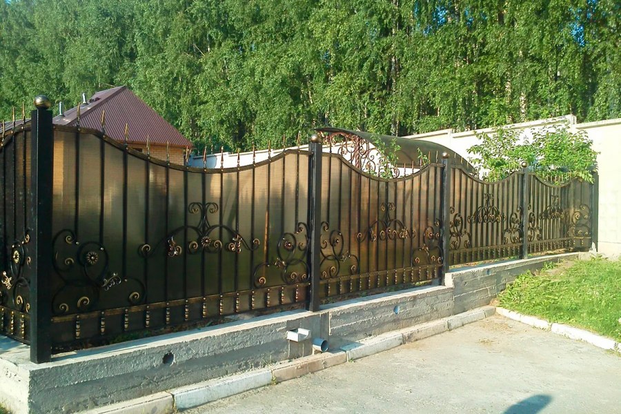 Кованый забор с поликарбонатом