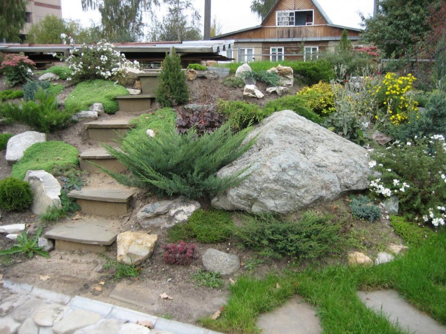 Альпийские горки со ступеньками из камня