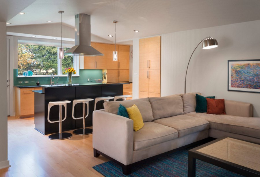 Кухня гостиная с диваном